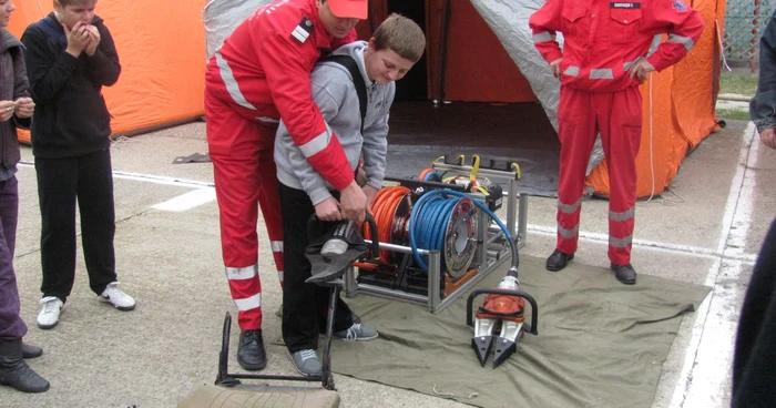 Pompierii le-au arătat copiilor cum se lucrează cu utilajele ISU