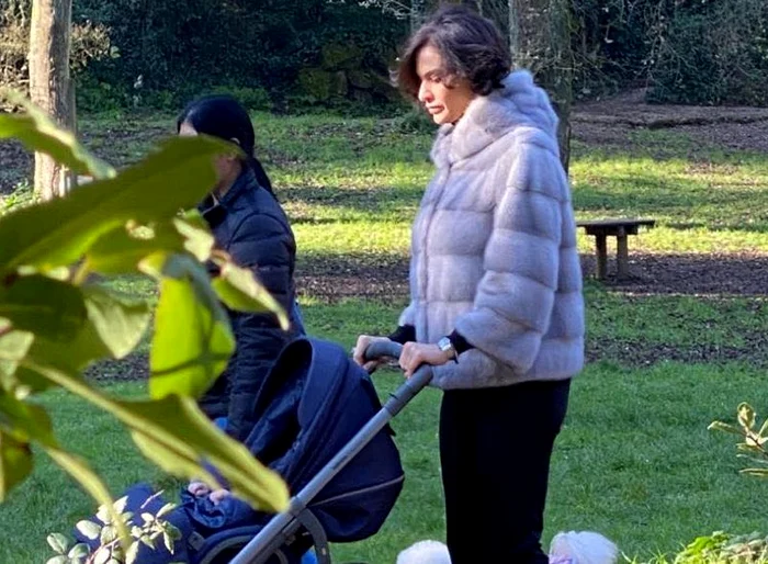 
    Ramona Bădescu, cu bona şi căţelul, suprinsă în Italia în timp ce îşi plimbă bebeluşul prin parc  foto: Diva e Donna  