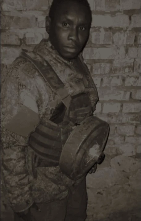 O filmare șocantă arată soldați ruși umilind un mercenar african. Acesta e trimis la asalt cu o mină antitanc atașată de corp
