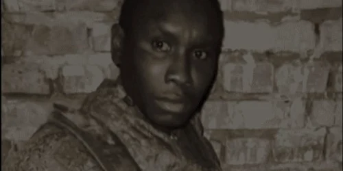 mercenar african cu o mina antitanc atasata de corp umilit de ruși FOTO Captura jpg