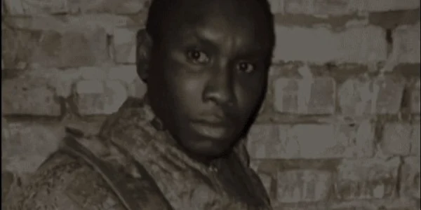 mercenar african cu o mina antitanc atasata de corp umilit de ruși FOTO Captura jpg