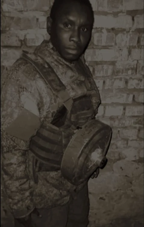 VIDEO O filmare șocantă arată soldați ruși umilind un mercenar african. Acesta e trimis la asalt cu o mină antitanc atașată de corp