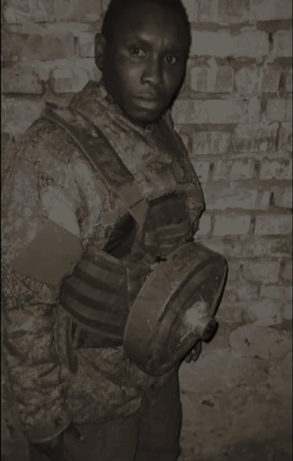 O filmare șocantă arată soldați ruși umilind un mercenar african. Acesta e trimis la asalt cu o mină antitanc atașată de corp