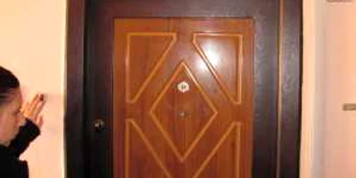 Usa apartamentului de unde a căzut tânăra