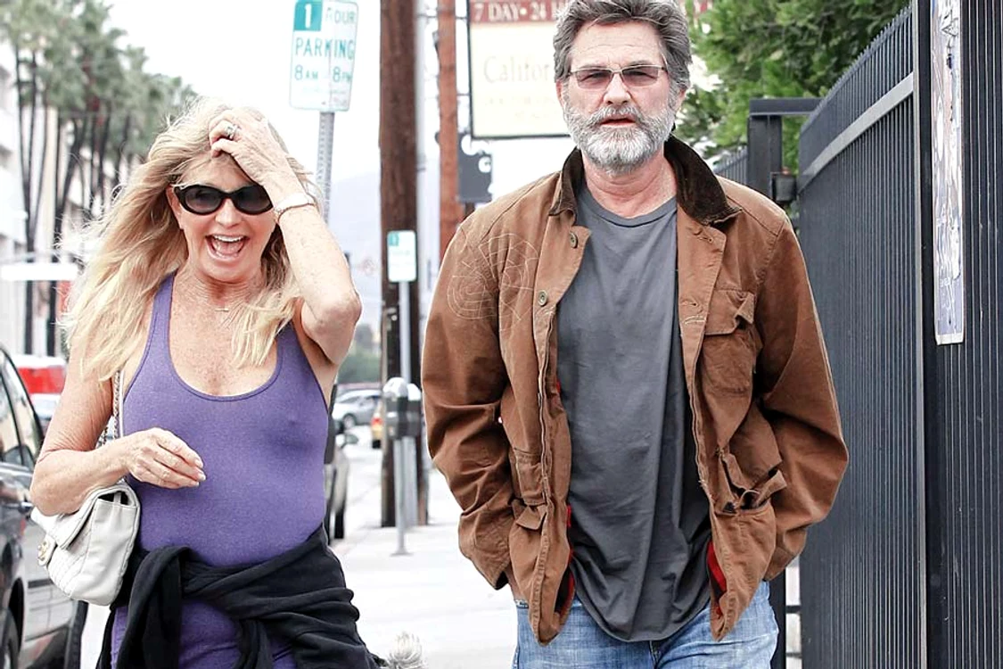 În timp ce soţul ei, Kurt  Russel, era îmbrăcat gros,  Goldie purta doar un maiou