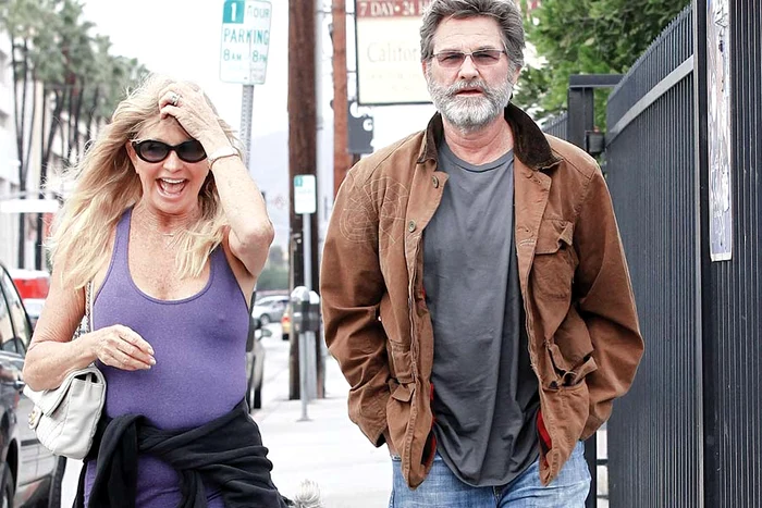 În timp ce soţul ei, Kurt  Russel, era îmbrăcat gros,  Goldie purta doar un maiou
