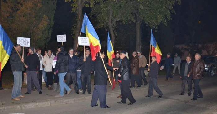 Protestatarii s/au adunat în faţa sediului Prefecturii Alba. Foto: ziarulunirea.ro