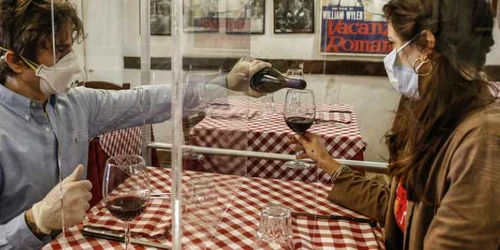 Italienii fac teste pentru restaurante cu separatoare de plexiglas la Roma FOTO EPA-EFE /  Fabio Frustaci
