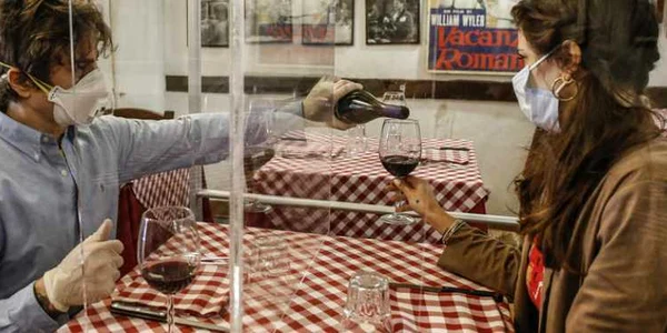 Italienii fac teste pentru restaurante cu separatoare de plexiglas la Roma FOTO EPA-EFE /  Fabio Frustaci
