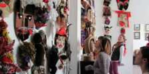 Expoziția de măști va fi deschisă până la sfârșitul lunii ianuarie