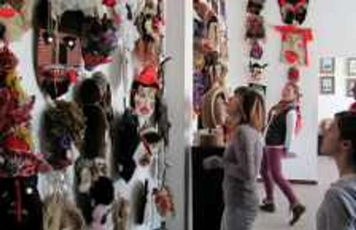 Expoziția de măști va fi deschisă până la sfârșitul lunii ianuarie