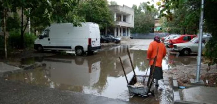 Slatina:Parcarea de pe Trandafirilor s-a transformat într-un lac