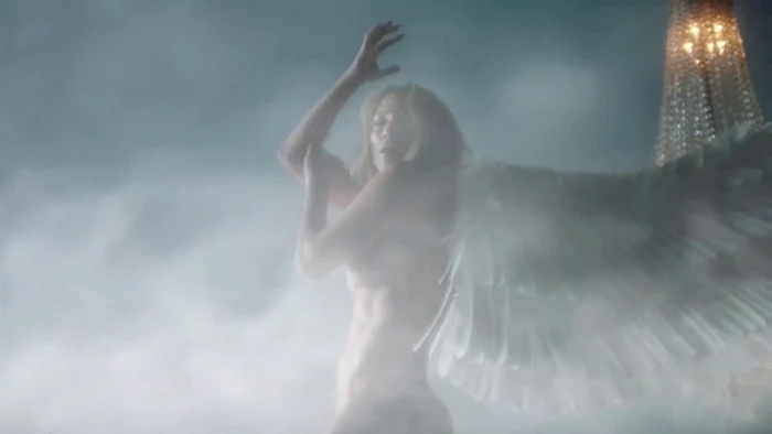 
    J Lo, în ipostaze sexy  