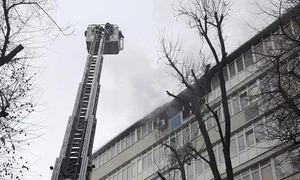 Pompierii intervin pentru stingerea incendiului declanșat la ultimul etaj al blocului  jpeg