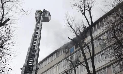 Pompierii intervin pentru stingerea incendiului declanșat la ultimul etaj al blocului  jpeg