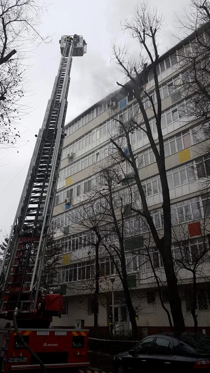 Pompierii intervin pentru stingerea incendiului declanșat la ultimul etaj al blocului