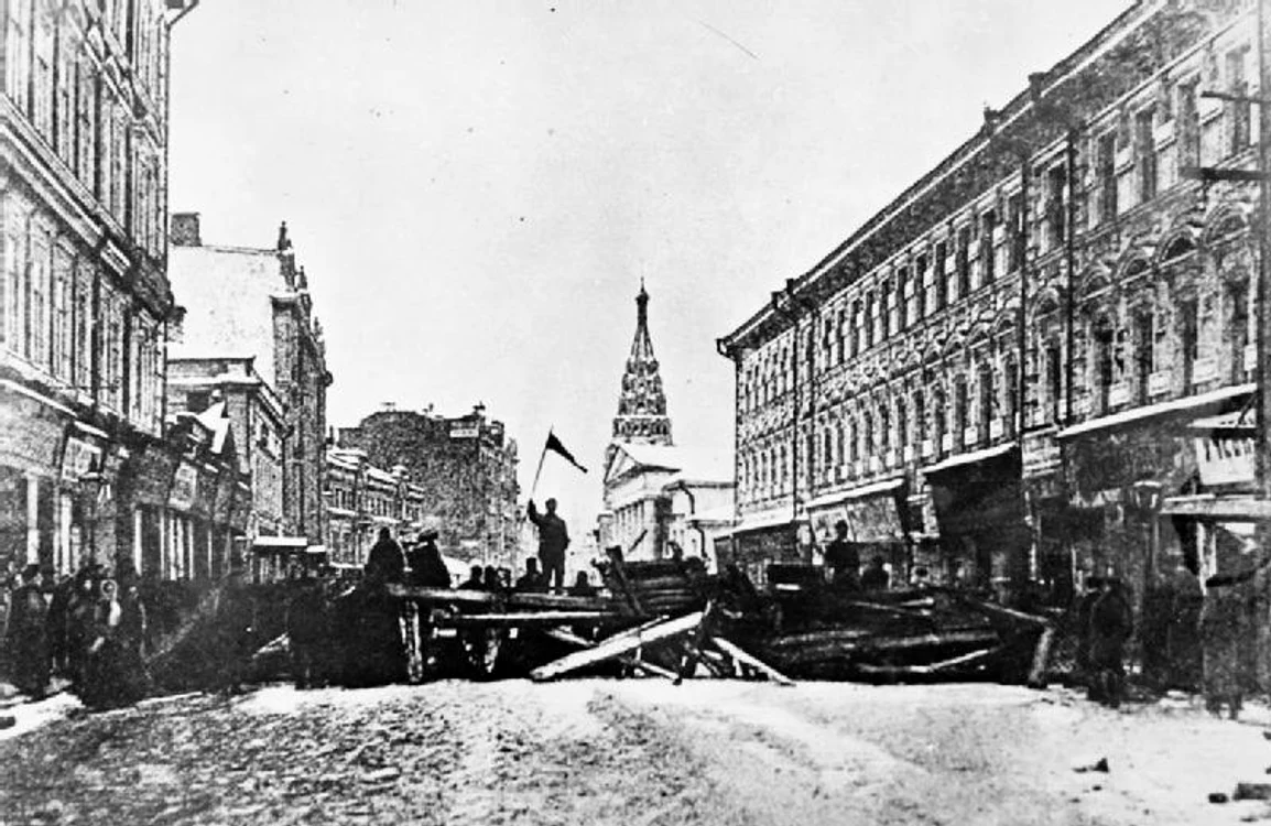 Baricade pe străzile din Moscova FOTO wikipedia