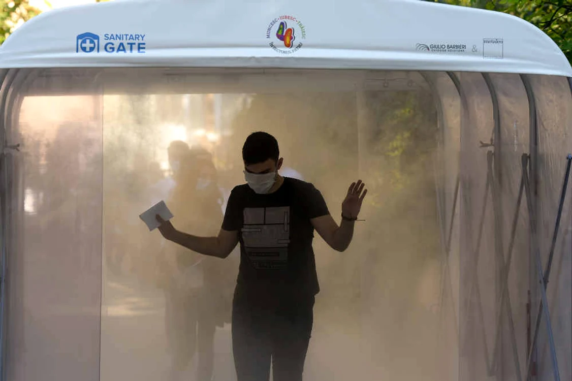 
    Elevii trec printr-un tunel dezinfectant înainte de a intra în sala de examen unde susțin Bacalaureatul 2020 Sursa foto: Mediafax  