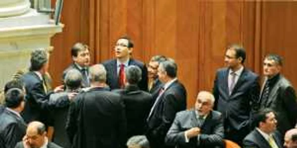 Crin Antonescu şi Victor Ponta au stârnit nemulţumirea parlamentarilor cărora le-au cerut să facă grevă  