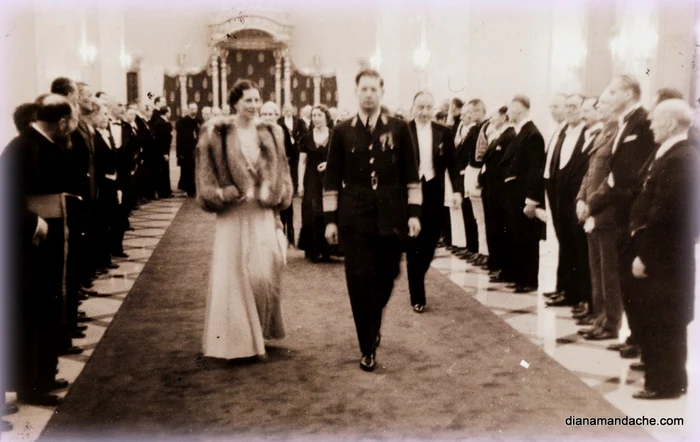 Regele Mihai I al României si Regina-Mama Elena, Sala Tronului, Palatul Regal, 1942. Foto: ANR.