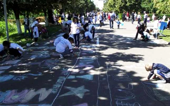 Copiii au ocazia să participe la un concurs de desene pe asfalt