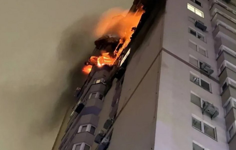 O dronă lansată de ruși a lovit un bloc turn din Kiev. O persoană a murit, peste 100 de oameni au fost evacuați