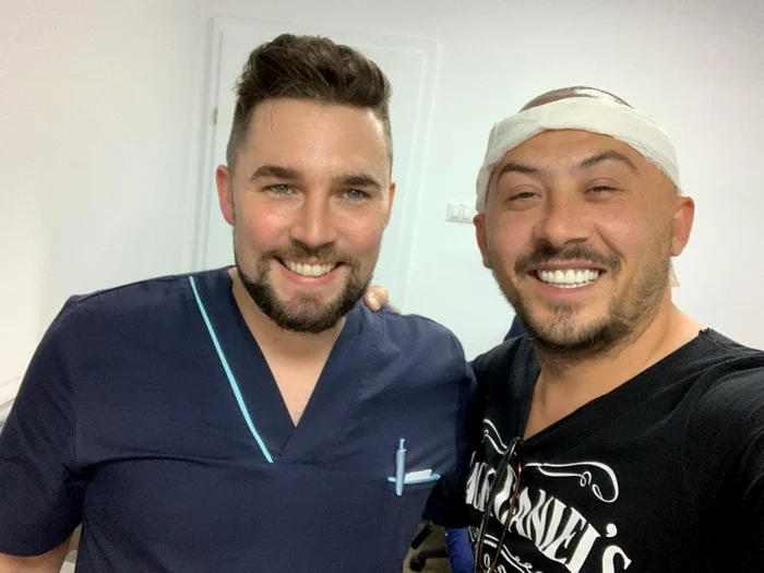 Ştefan împreună cu medicul care i-a schimbat look-ul