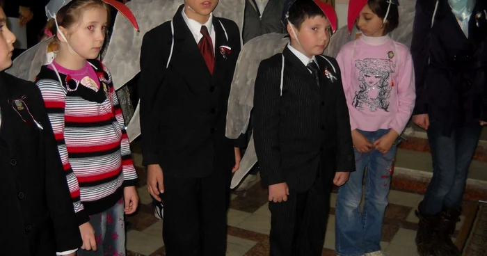 Copii prezenţi la serbare. 