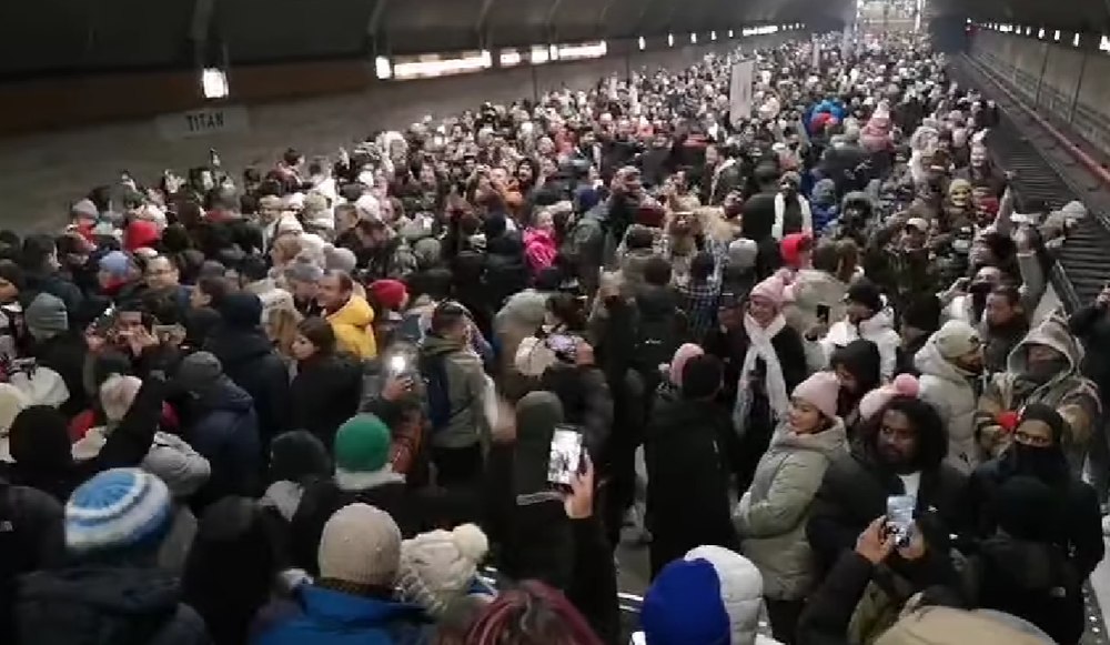 Sute de nepalezi au sărbătorit trecerea dintre ani în stațiile de metrou. „Presimt o criză de livratori Glovo în București și nu numai”