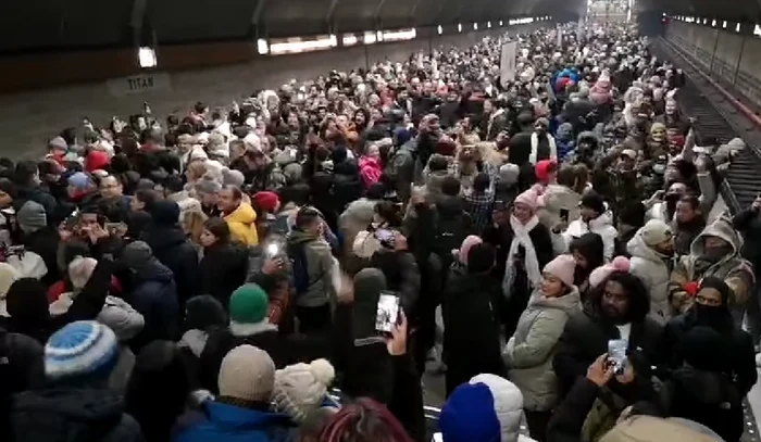 Oamenii și-au dat întâlnire în stațiile de metrou FOTO Captură video / Facebook