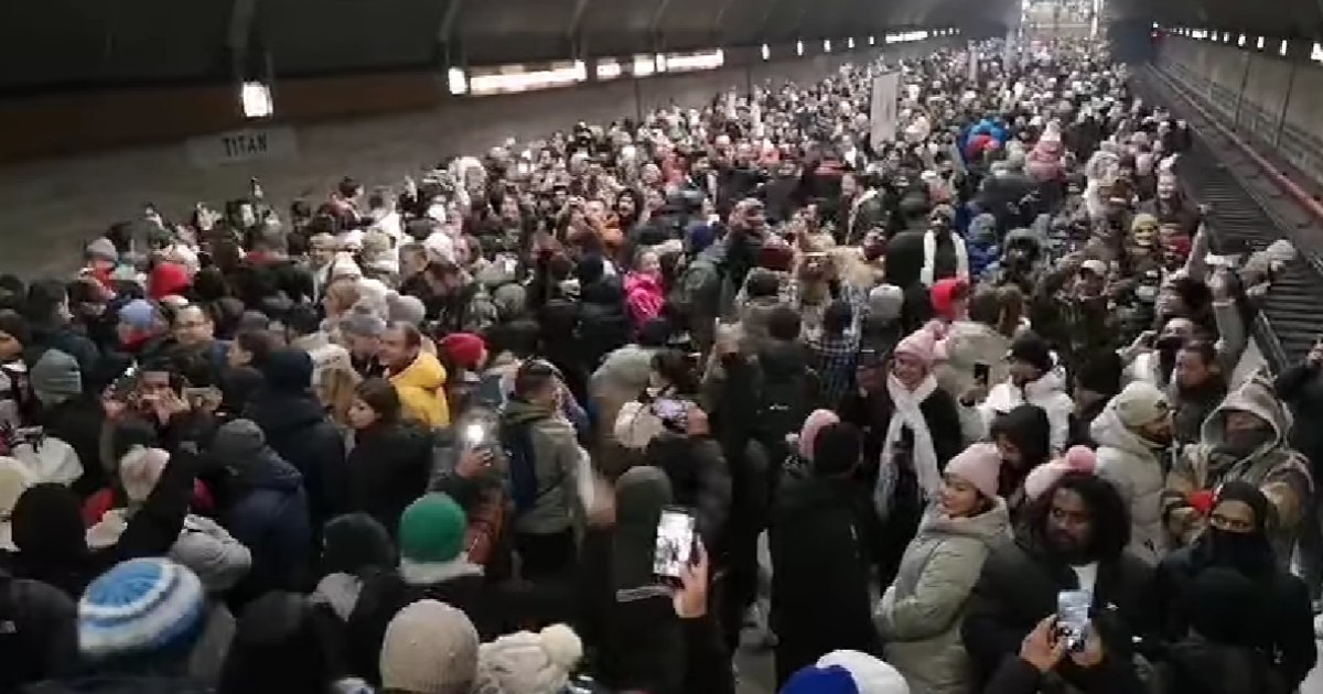 Sute de nepalezi celebrează Revelionul în stația de metrou Titan