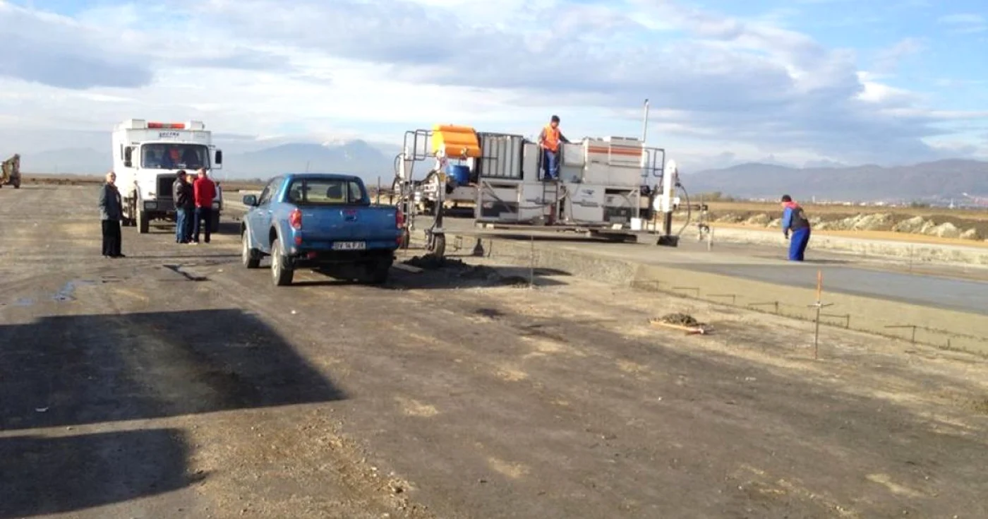 Lucrările la pista aeroportului se reiau în această săptămână. FOTOArhivă.