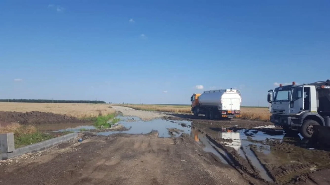 
    Pe șantierul drumului expres Craiova-Pitești, muncitorii au dispărut iar utilajele au încremenitFoto: facebook Ian Person  