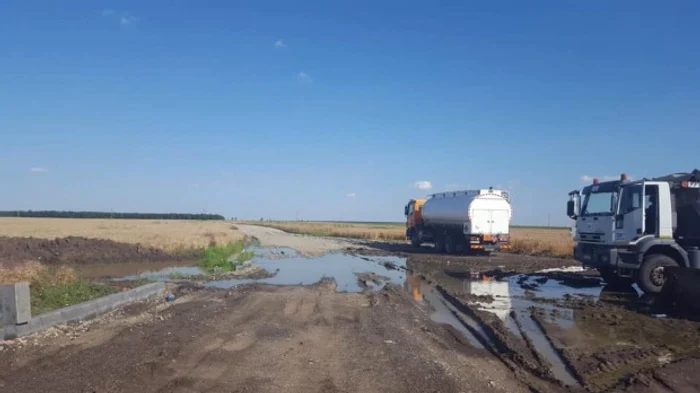
    Pe șantierul drumului expres Craiova-Pitești, muncitorii au dispărut iar utilajele au încremenitFoto: facebook Ian Person  