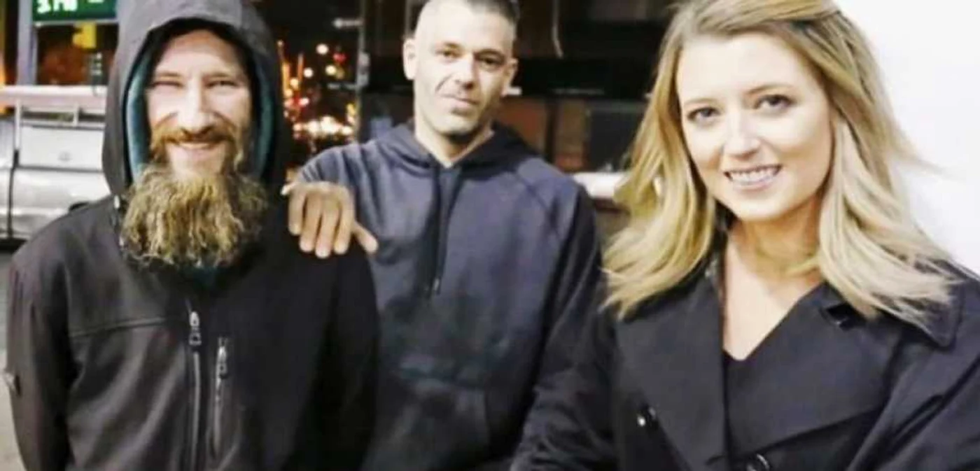 Johnny Bobbitt (stânga), alături de Kate McClure şi Mark D'Amico, tinerii care i-au promis că-l ajută să scape de mizeri FOTO AP/US Daily