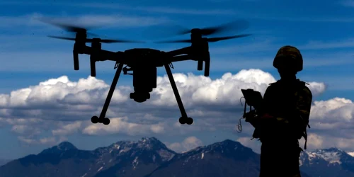 Un soldat turc manevrează o dronă în timp ce patrulează în regiunea Avashin-Basyan din nordul Irakului FOTO Mediafax / Hepta / Anadolu Agency / Ozkan Bilgin