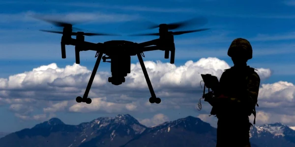 Un soldat turc manevrează o dronă în timp ce patrulează în regiunea Avashin-Basyan din nordul Irakului FOTO Mediafax / Hepta / Anadolu Agency / Ozkan Bilgin