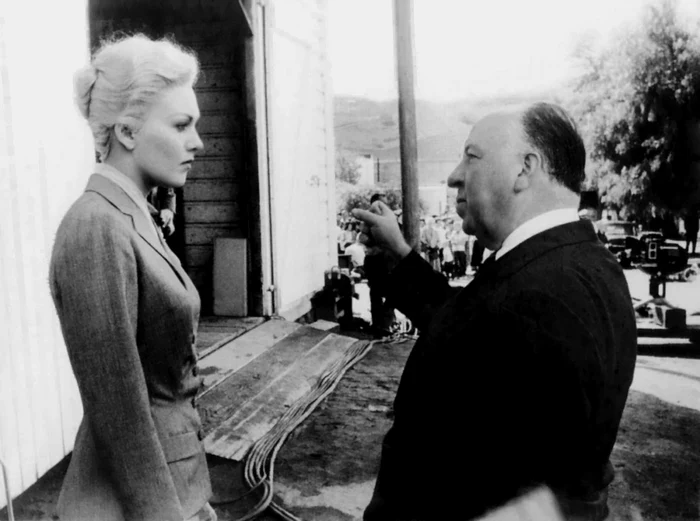 Kim Novak, în celebrul costum gri, pe platoul de filmare alături de Alfred Hitchcock FOTO doctormacro.com
