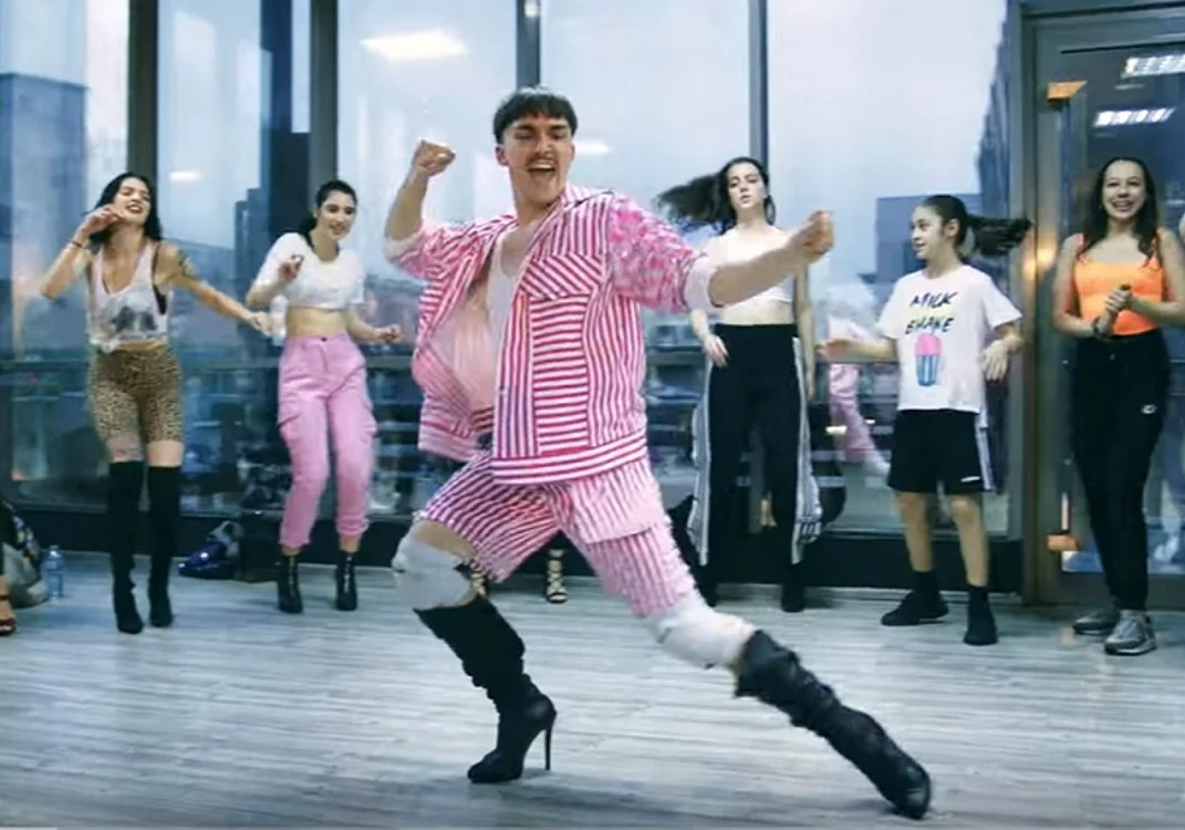 Dansatorul orădean Emil Rengle face furori pe Youtube cu coregrafii pe manele FOTO: captură Youtube