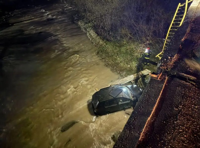 Un tânăr a plonjat câțiva metri cu mașina în albia unui râu, în Suceava. Șoferul era conștient și cooperant