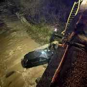 un tanar a cazut cu masina in raul suceava FOTO Monitorul de Suceava png