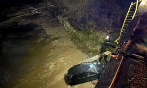 un tanar a cazut cu masina in raul suceava FOTO Monitorul de Suceava png