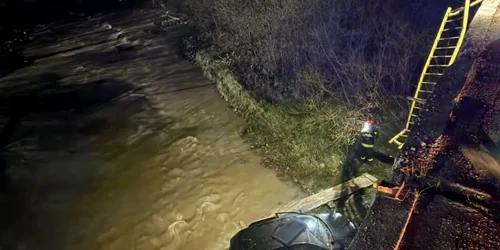 un tanar a cazut cu masina in raul suceava FOTO Monitorul de Suceava png
