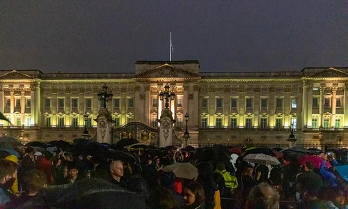 Mulțimea adunată în fața palatului Buckingham, în seara zilei de 8 septembrie 2022 (© Katie Chan / Wikimedia Commons)