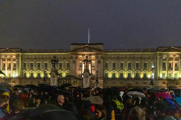 Mulțimea adunată în fața palatului Buckingham, în seara zilei de 8 septembrie 2022 (© Katie Chan / Wikimedia Commons)