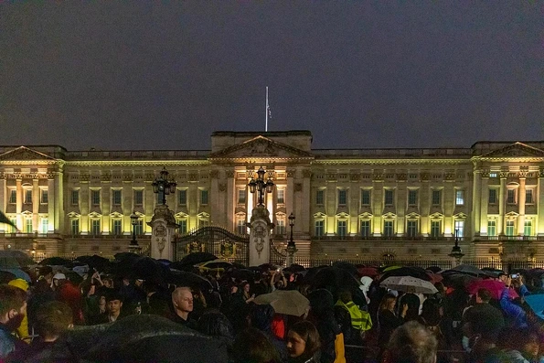 Mulțimea adunată în fața palatului Buckingham, în seara zilei de 8 septembrie 2022 (© Katie Chan / Wikimedia Commons)