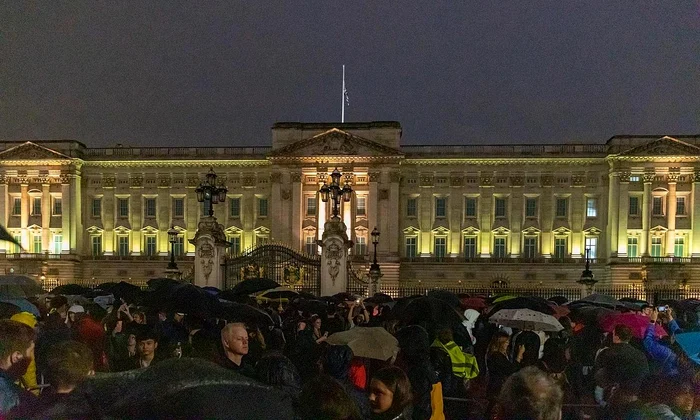 Mulțimea adunată în fața palatului Buckingham, în seara zilei de 8 septembrie 2022 (© Katie Chan / Wikimedia Commons)