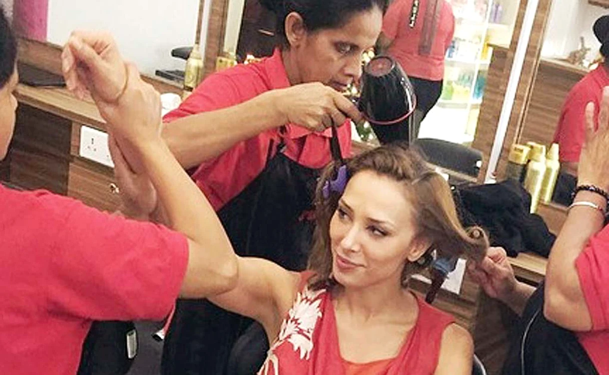 
    Salman a fost asaltat de fani şi a uitat-o un pic pe IuliaFoto: Instagram  