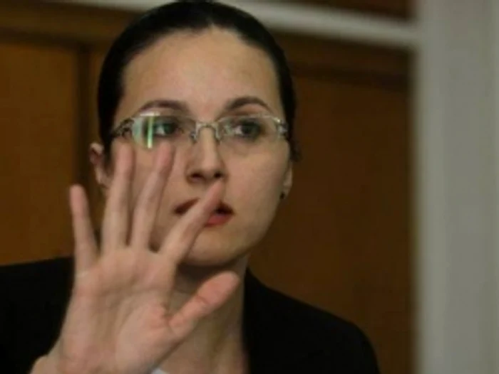 
    Alina Bica e posibil să ajungă în arest preventiv, dacă judecătorii dau încuviințarea  