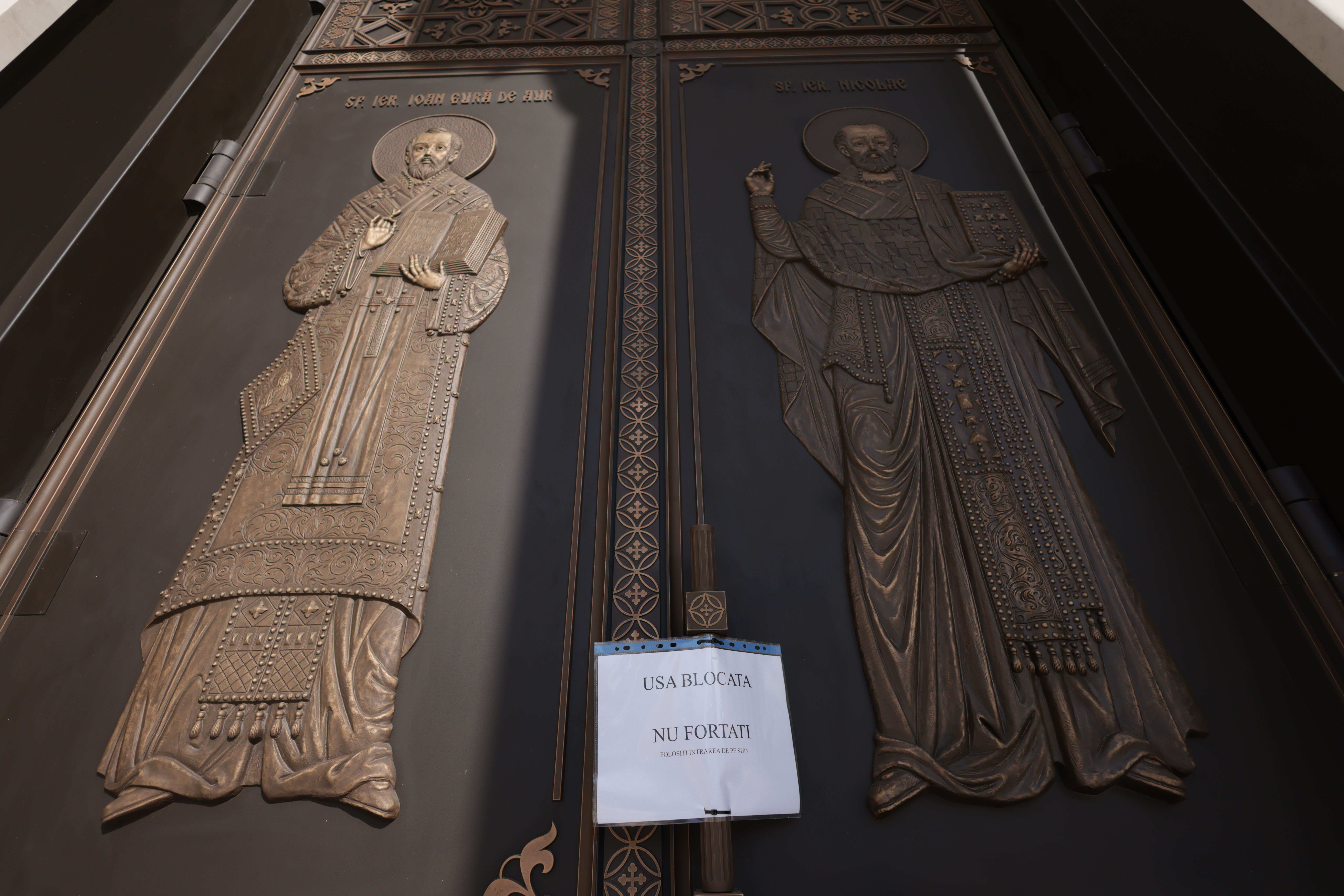 Ușile sunt realizate din bronz și cântăresc peste 800 kg fiecare. Foto Inquam Photos George Calin